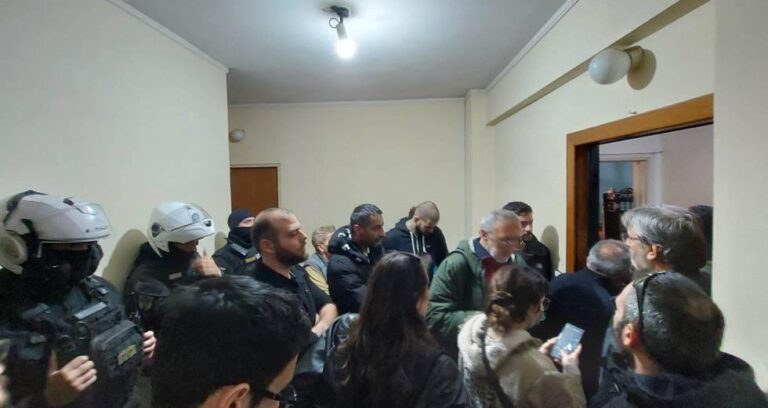 «Κοράκια» μπήκαν από το μπαλκόνι για να διώξουν γυναίκα ΑμεΑ – «Έχεις 5 λεπτά να φύγεις»