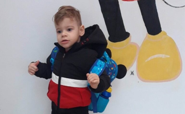 Πρώτη μέρα στο σχολείο για τον 3χρονο Παύλο με σύνδρομο «Αngelman» – Το μήνυμα συμπερίληψης που αξίζει να ακουστεί