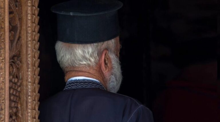 Σαλαμίνα: Ιερέας σε αμόκ έβρισε, χτύπησε και κλείδωσε πιστούς μέσα σε εκκλησία