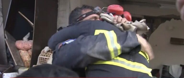 Η Ελληνική ΕΜΑΚ απεγκλωβίζει 2 μικρά κορίτσια στα ερείπια του σεισμού στην Τουρκία