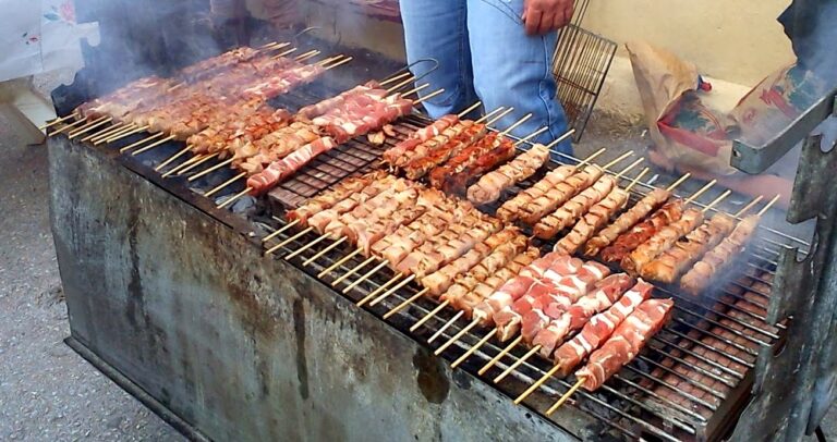 Σε ποια πόλη της Ελλάδας την Τσικνοπέμπτη καταναλώθηκαν 1.000.000 σουβλάκια