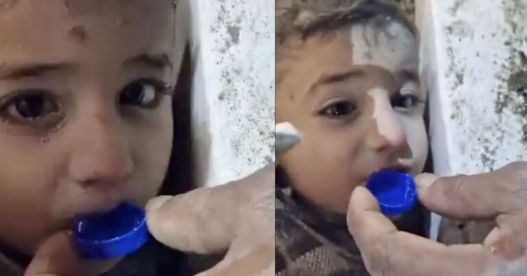Αγοράκι εγκλωβισμένο σε ερείπια πίνει νερό από καπάκι μπουκαλιού για να επιζήσει