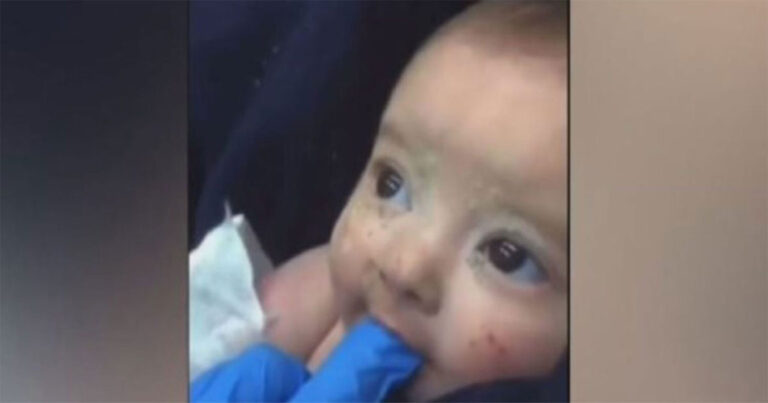 Σεισμός: Πιπιλάει το δάχτυλο Έλληνα διασώστη νεογέννητο – Ήταν δύο μέρες κάτω από τα συντρίμμια