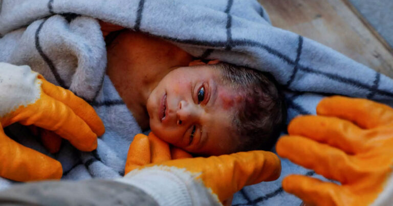 Σεισμός στην Τουρκία: Μωράκι 20 ημερών βγήκε ζωντανό από τα  συντρίμμια μετά από 60 ώρες