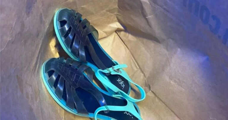 Σεισμός στην Τουρκία: Στέλνουν βρώμικα ρούχα, τακούνια, κορσέδες και ψεύτικες βλεφαρίδες στους σεισμόπληκτους