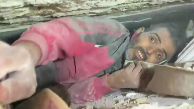 Φονικός σεισμός στην Τουρκία – Νεκρό στο ασθενοφόρο το 13χρονο παιδί. Συγκλονιστικό βίντεο με διάσωση 49χρονου