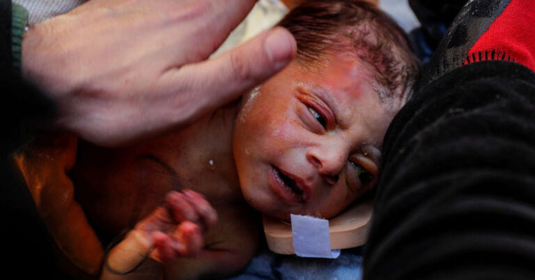 Σεισμός Τουρκία: Μωράκι 20 ημέρων διασώθηκε μετά από 60 ώρες-Κρατούσε τα μαλλιά της μητέρας του