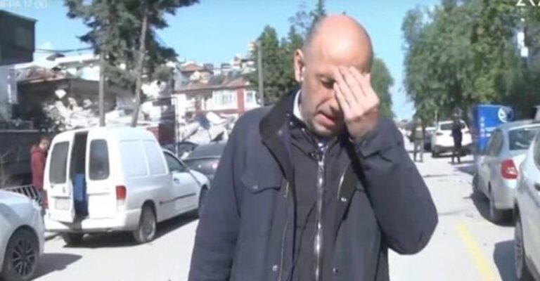 Σοκ στον «αέρα» για τον Μανώλη Κωστίδη – Μιλά με Τούρκους πολίτες και του δείχνουν τον νεκpό συγγενή τους