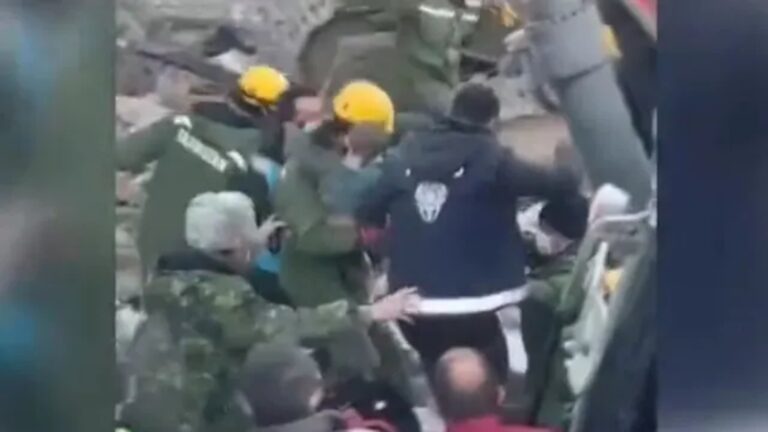 Συγκλονιστική στιγμή: Βγάζουν 3χρονο αγοράκι ώρες στα συντρίμμια, 158 ώρες μετά