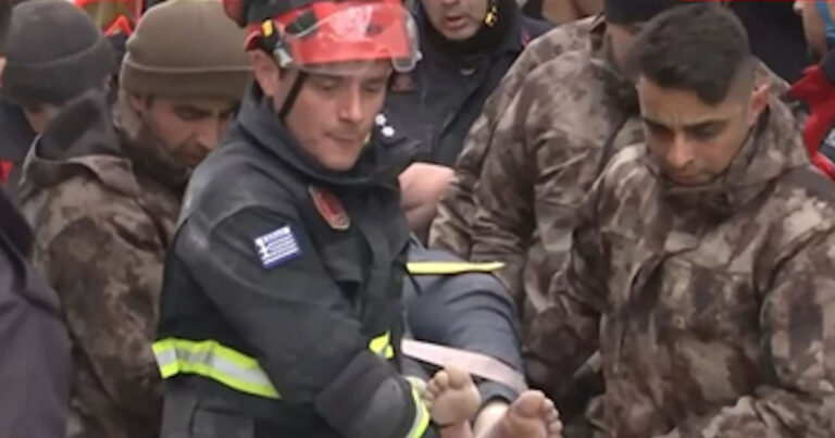 Τουρκία: Οι Έλληνες διασώστες ανέσυραν ζωντανούς δύο κοριτσάκια και έναν άνδρα – Συγκλονίζουν οι ηρωικές προσπάθειές τους