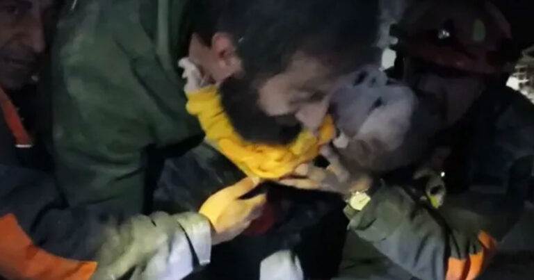 Ελπίδα στα ερείπια: Η μικρή Ελένη βγήκε ζωντανή μετά από 68 ώρες