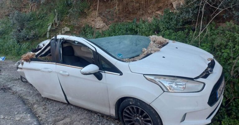 Καλαμάτα: Αυτοκίνητο ισοπεδώθηκε όταν καταπλακώθηκε από βράχο