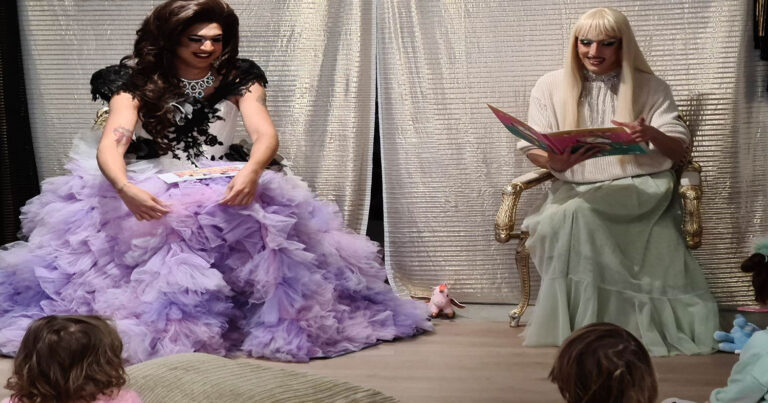 Αθήνα: Drag Queens διάβασαν παραμύθια σε μικρά παιδιά μαθαίνοντας να αποδέχονται τους «διαφορετικούς ανθρώπους»