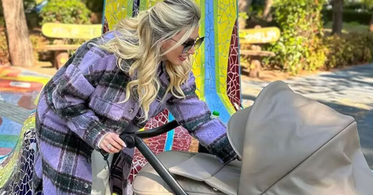 Κωνσταντίνα Σπυροπούλου: Απογευματινή βόλτα με τον 1,5 μήνα γιο της