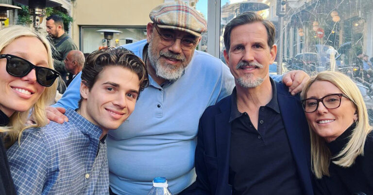 Παύλος Γλύξμπουργκ – Μαρί Σαντάλ: Για φαγητό στο κέντρο της Αθήνας με τα παιδιά τους