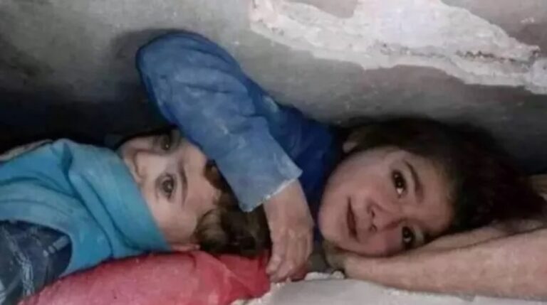 Τα αδερφάκια του σεισμού στη Συρία: «Κύριε σώστε μας και θα γίνω σκλάβα σας για μια ζωή»