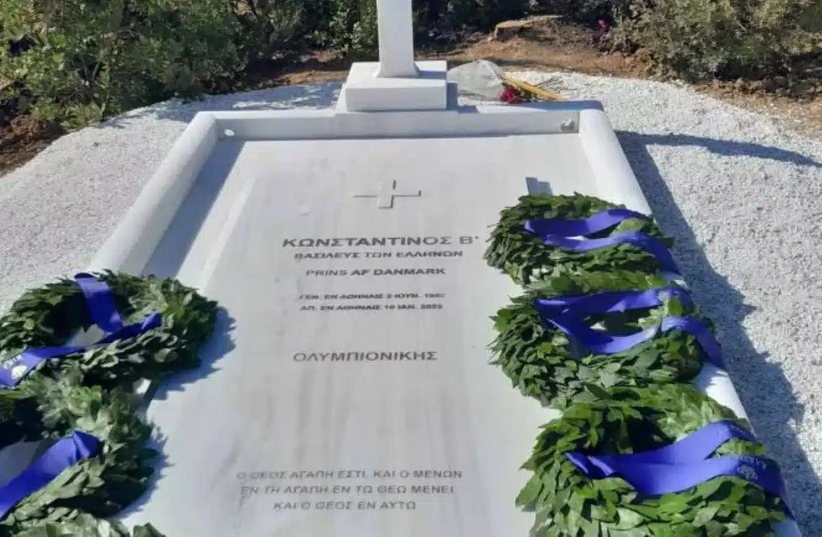 Τέως βασιλιάς Κωνσταντίνος – Τι αναγράφεται στον τάφο του στο Τατόι Τρισάγιο στην μνήμη του τέως βασιλιά Κωνσταντίνου τελέστηκε στα πρώην βασ 2 teos