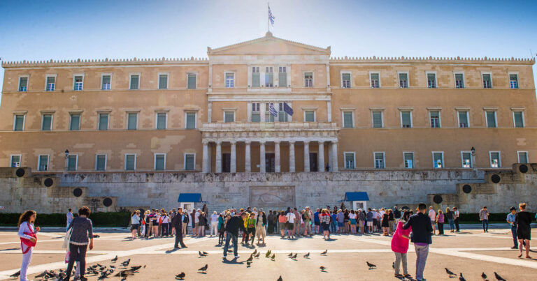 Economist: Αξιοσημείωτη βελτίωση της ποιότητας δημοκρατίας στην Ελλάδα – Ανέβηκε εννέα θέσεις στην κατάταξη