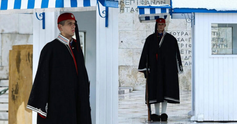 Δεν τους πτοεί καμία «Μπάρμπαρα»: Αγέρωχοι στο κρύο οι Εύζωνες της Προεδρικής Φρουράς