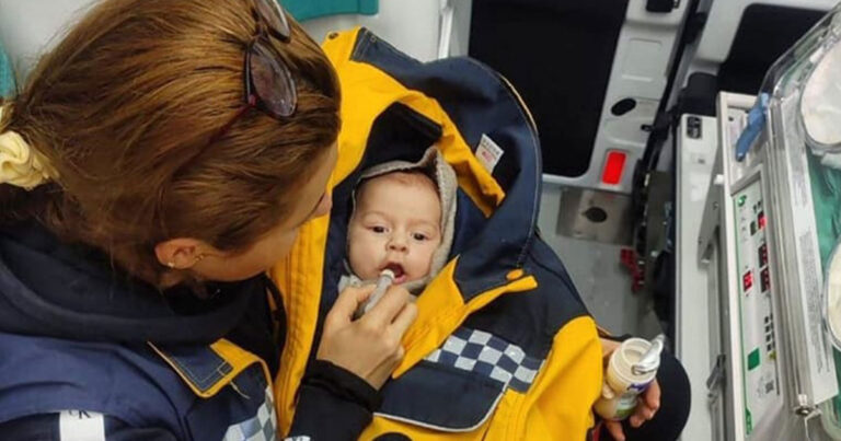 Τουρκία: Μετά από 17 ώρες ένα μωρό ανασύρθηκε ζωντανό από τα συντρίμμια