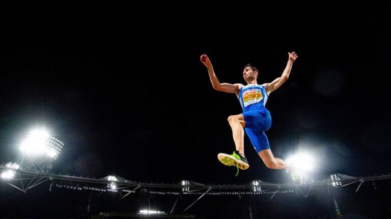 «Τώρα είναι έγκυρο ή να το πηδήξει και με… γόβες;» Αποθέωση στο Twitter για το νέο ρεκόρ του Τεντόγλου