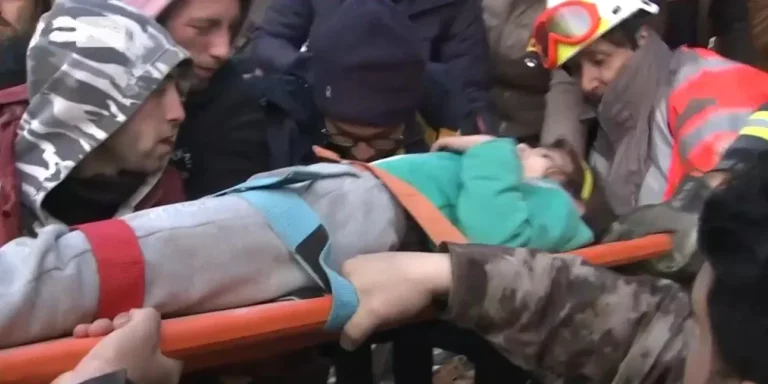 Η Ελληνική ΕΜΑΚ απεγκλώβισε ζωντανή 6χρονη από τα συντρίμμια του σεισμού στην Τουρκία. Η επιμονή Ελληνα διασώστη