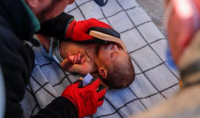 Τούφα από τα μαλλιά της μαμάς του κρατούσε το 20 ημερών βρέφος που διασώθηκε