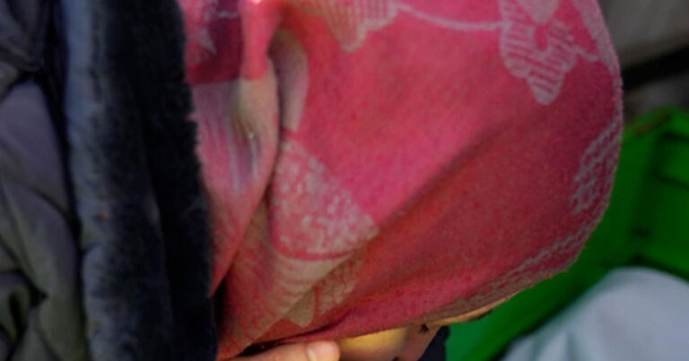 Τουρκία: Το σπαρακτικό αντίο μητέρας στο νεκpό παιδί της – «Ένα τελευταίο φιλί στην κόρη μου»