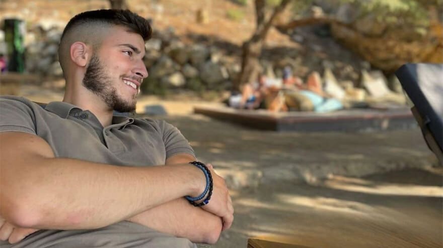 «Εμείς πάντα θα είμαστε μαζί γιε μου»: Ραγίζουν καρδιές τα λόγια του πατέρα του στρατιώτη που σκοτώθηκε σε τροχαίο 4 troxaio_12