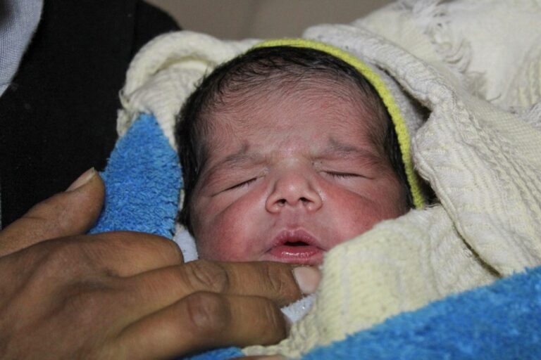 Ζωή στα χαλάσματα: Επέζησε από τον σεισμό και γέννησε ένα υγιέστατο αγοράκι