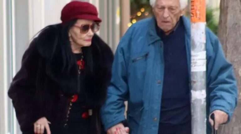 Ζωζώ Σαπουντζάκη: Χέρι-χέρι με τον σύντροφό της στο κέντρο της Αθήνας