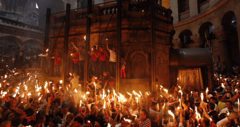 Πώς ανάβει τελικά το Άγιο Φως και πότε τελέστηκε για πρώτη φορά