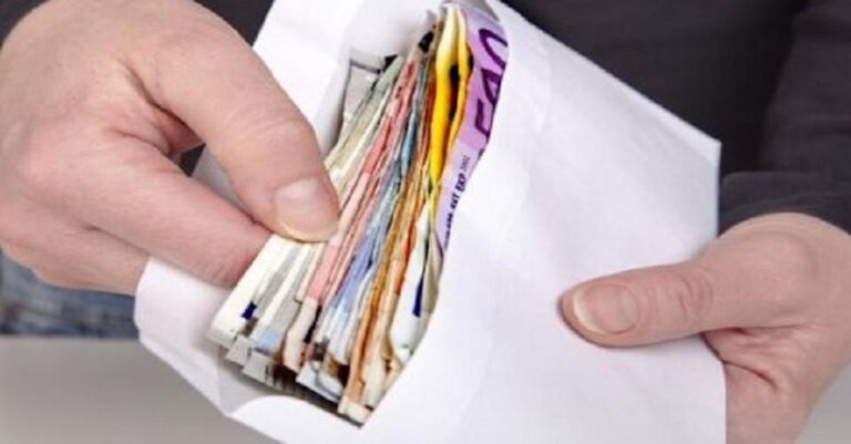 Περπατούσε σε ένα Πάρκιγκ και ξαφνικά βλέπει ένα φάκελο με 11.600 ευρώ μέσα. Την επόμενη μέρα δέχθηκε ένα παράξενο τηλεφώνημα