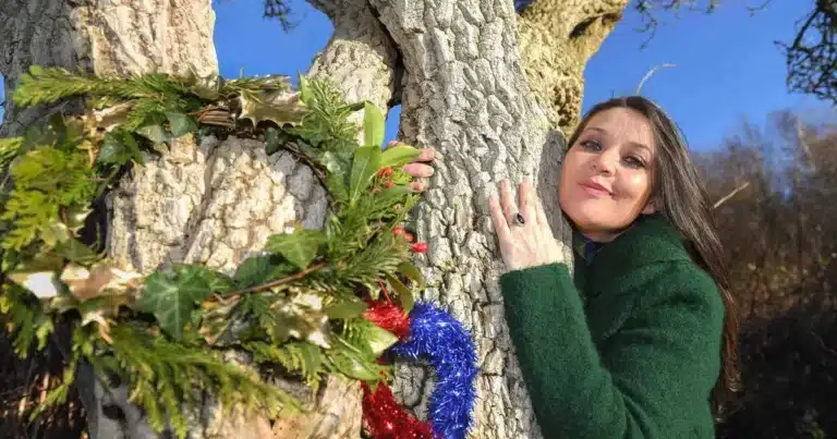 37χρονη εpωτεύτηκε και παντρεύτηκε δέντρο και άλλαξε ακόμη και το επίθετο της σε κουφοξυλιά