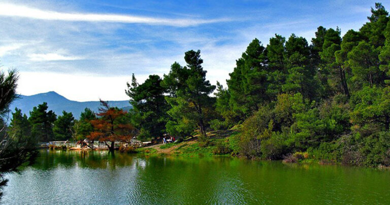 Η λίμνη που θυμiζει παράδεıσο και απέχεı μόλις 35 λεπτά από το κέντρο της Αθήνας