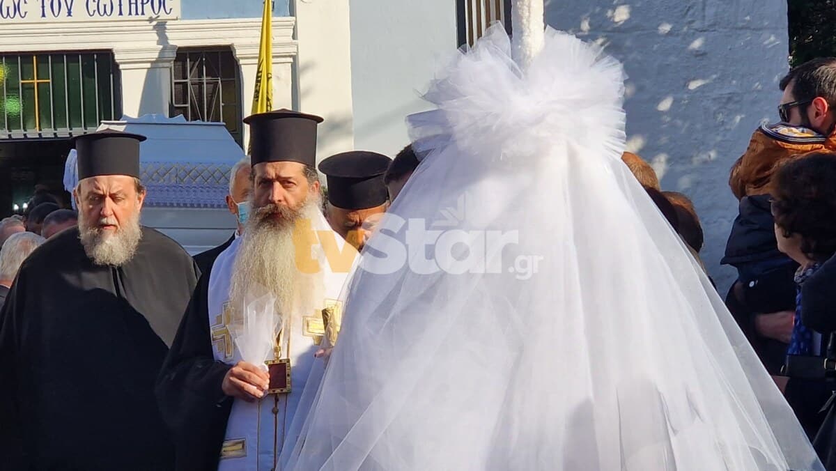 Απαρηγόρητοι γονείς και αδέλφια στο τελευταίο «αντίο» στην 28χρονη Ελπίδα – Τα αδέλφια της σώθηκαν από θαύμα 4 202303061937321537