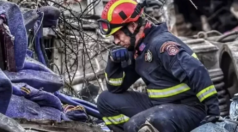 Τέμπη: «Ήμουν πάνω από τα αντικείμενα μιας κοπέλας… Κομμάτια από τη σάρκα της».- O πυροσβέστης Γ. Παπαγιαννάκη αποκαλύπτει τι τον έκανε να «λυγίσει»
