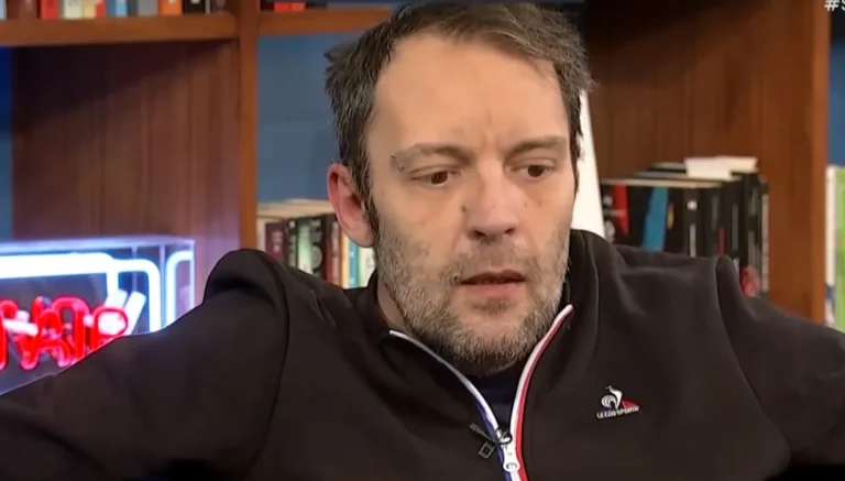 Συγκλονίζει ο Αύγουστος Κορτώ μιλώντας για την μητέρα του: «Πήρε γύρω στα 450 χάπια, ήξερε ότι θα την έβρισκα εγώ»