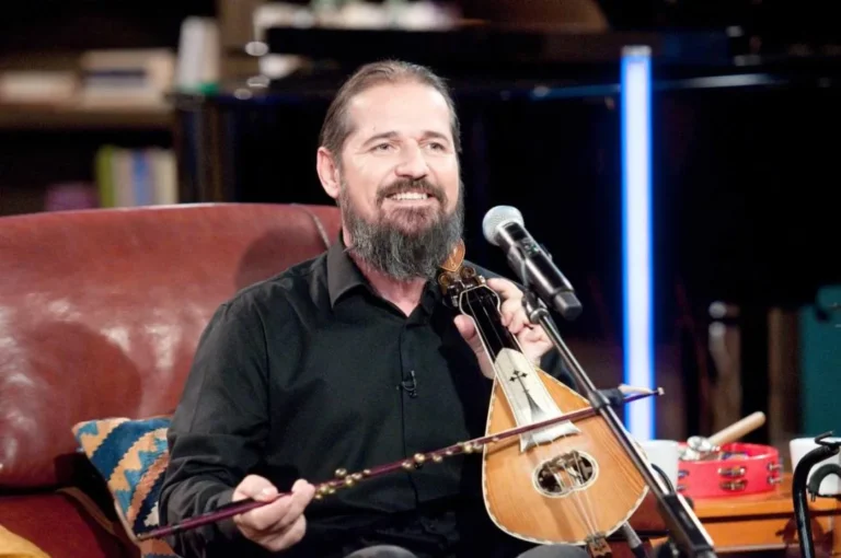 Γιώργος Στρατάκης: Φυλάκιση 8 ετών για υπεξαίρεση και πλαστογραφία στον γνωστό λυράρη – «Η ψυχή δεν φυλακίζεται! Σύντομα θα ξαναβρεθούμε», λέει ο ίδιος