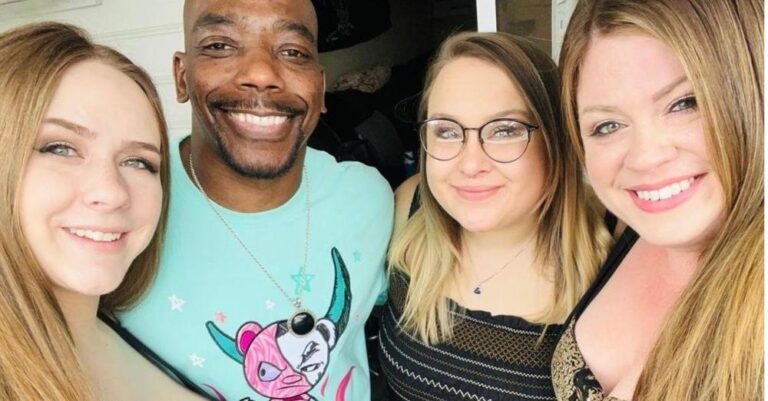 Έχει 3 συζύγους για να δουλεύουν και εκείνος… κάθεται: «Είμαι τρόπαιο, ο βασιλιάς δεν κυκλοφορεί πολύ»