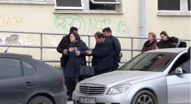 «Πού είναι το κορίτσι μου;» Το δράμα των γονιών που πρέπει να αναγνωρίσουν τα νεκρά παιδιά τους