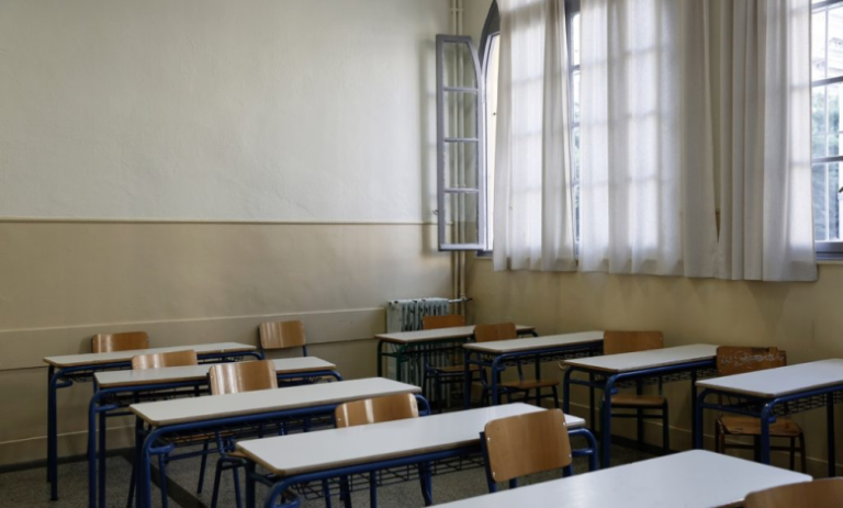 Σοκ στον Εύοσμο: Εξωσχολικοί μπούκαραν σε τάξη και πλάκωσαν καθηγήτρια του ΕΠΑΛ