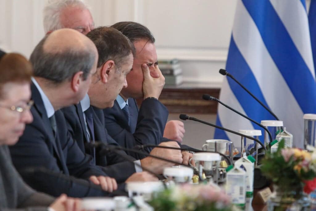 «Πλάνταξαν» στο κλάμα στο υπουργικό 2 5827988