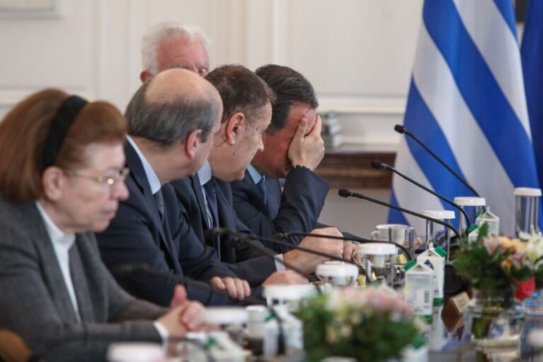 «Πλάνταξαν» στο κλάμα στο υπουργικό