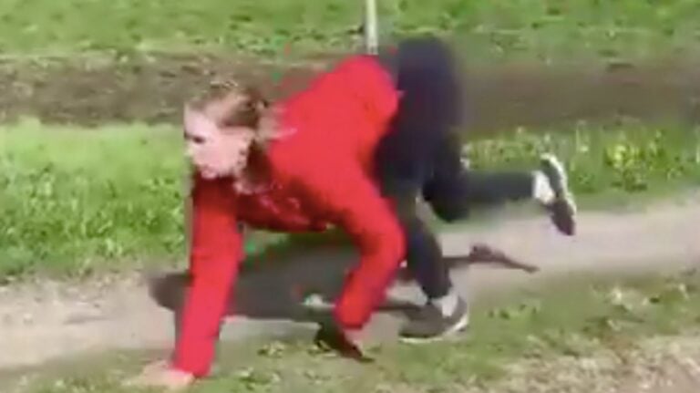 Γυναίκα αποφάσισε να ζήσει σαν άλογο – Καλπάζει και πηδάει εμπόδια