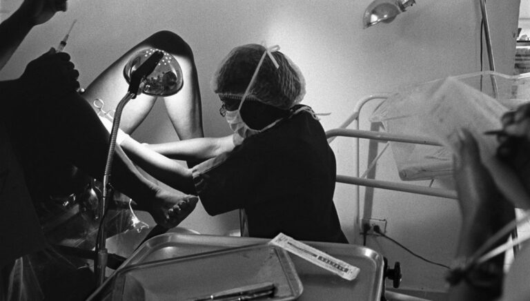 Διέκοψε 5 εγκυμοσύνες για χάρη του φίλου μου και έχασα τη μṅτρα μου