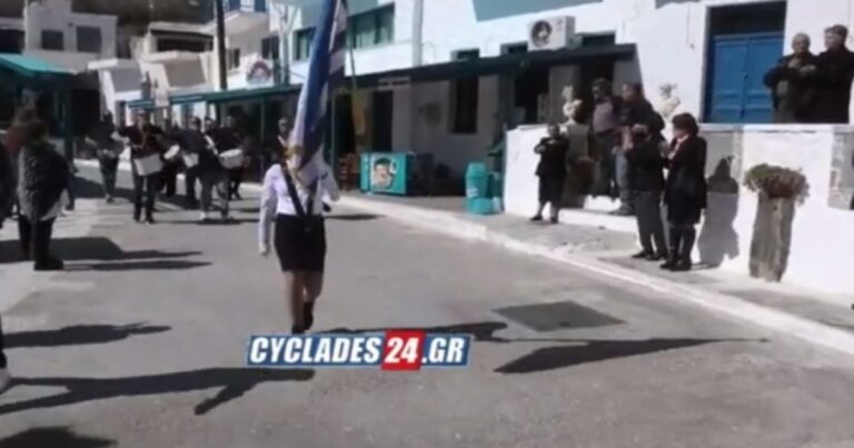 Αποθεώθηκε η μαθήτρια που κράτησε ολομόναχη την ελληνική σημαία στη Νάξο