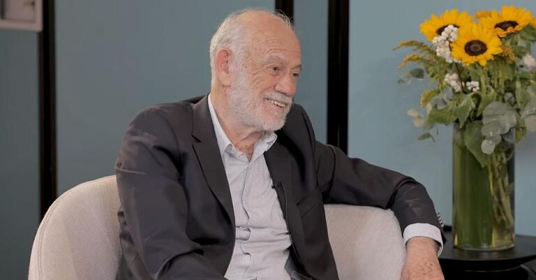 Μετά τον Μικρούτσικο μάς βρήκε ο Λιάνης: «Η Βουγιουκλάκη άνοιξε τη ρόμπα και μου έδειξε»