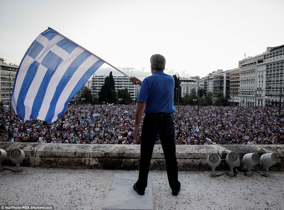 29C3F6EF00000578-3131100-Crunch_time_A_protester_waves_a_Greek_flag_in_front_of_huge_crow-a-146_1434730335189