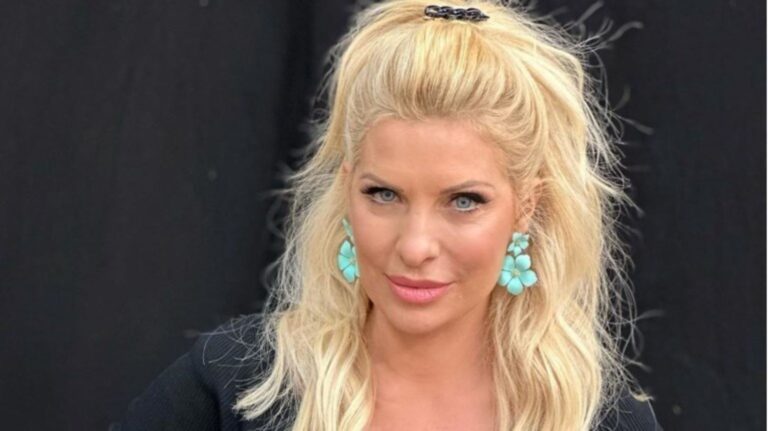 Η Ελένη Μενεγάκη στο σπίτι του Ουγγαρέζου: Με ένα ποτήρι κρασί στο πάτωμα για να τον γιορτάσει